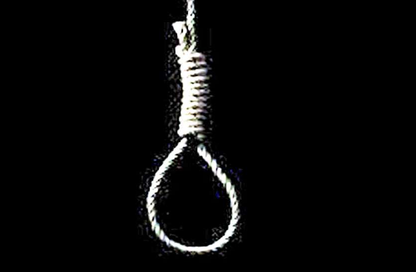 The body of the son was hanging on the noose, when he went to pick up, in such a condition, the mother got upset ... फंदे पर लटक रहा था बेटे का शव, जब उठाने गई मां तो ऐसे हालत में देख बदहवास हो गई ...