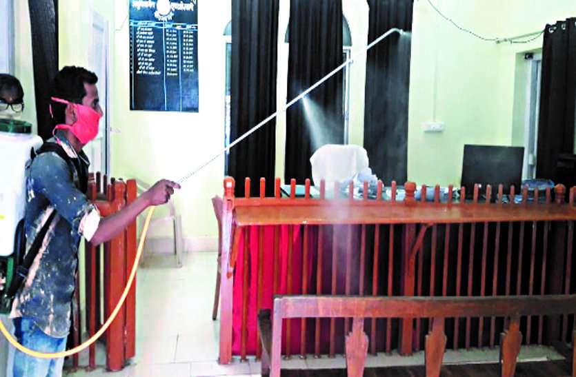 The municipality sanitized the government offices including the Containment Zone ... कंटेनमेंट जोन सहित शासकीय कार्यालयों को पालिका ने किया सेनिटाइज ...