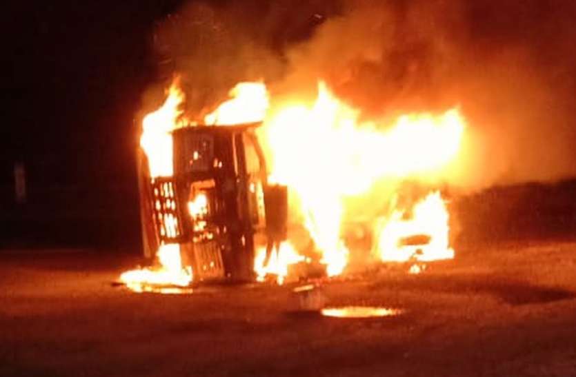 Container fire शरारती तत्वों ने बरामदे में रखी गाड़ियों में लगाई आग, मकान में सो रहे पति-पत्नी भी झुलसे