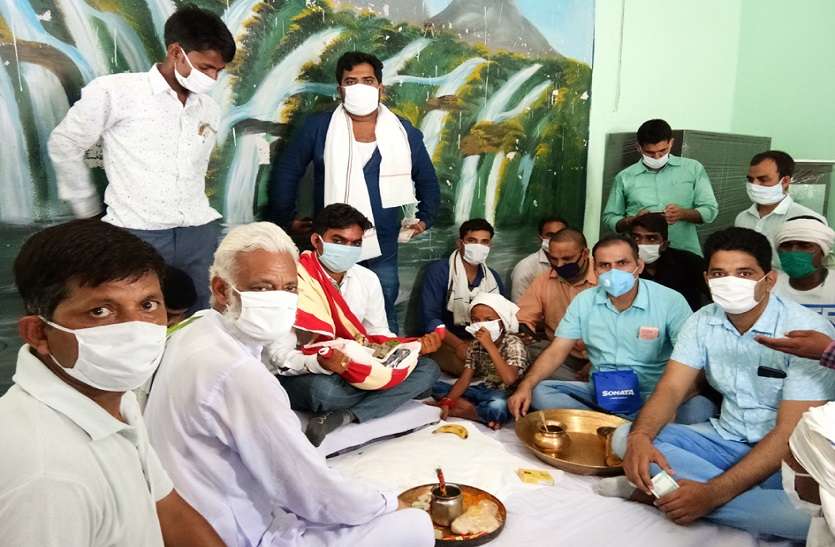 इकलौते भाई की सड़क दुर्घटना में मौत के बाद साथी पुलिसकर्मियों ने निभाया भाई का धर्म इकलौते भाई की सड़क दुर्घटना में मौत के बाद साथी पुलिसकर्मियों ने निभाया भाई का धर्म