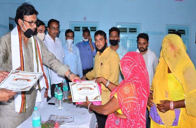 संकल्प सम्मान समारोह में कर्मवीरों का सम्मान संकल्प सम्मान समारोह में कर्मवीरों का सम्मान