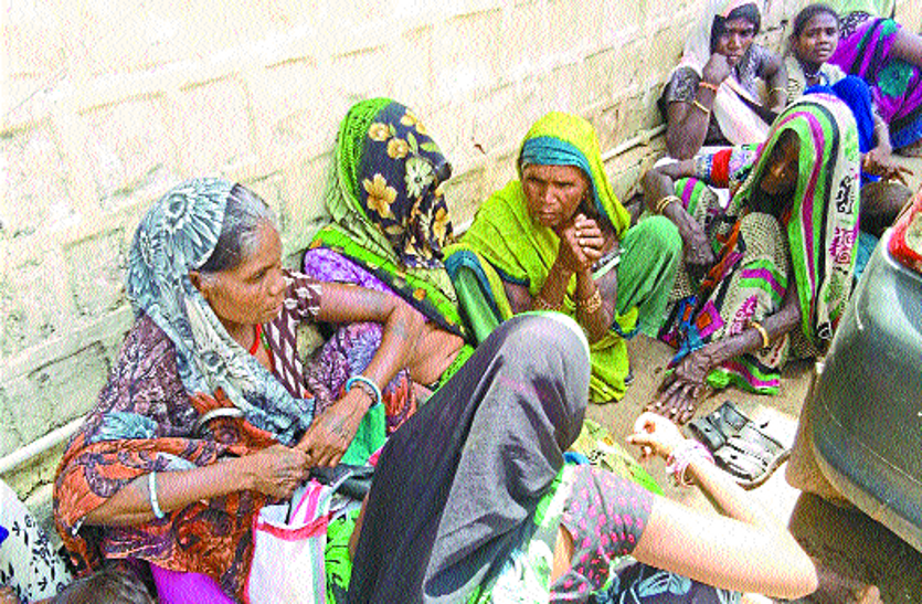 ट्रैक्टर से प्रसूता को लाया अस्पताल,प्रसव पीड़ा से 10 घंटे तक तड़पती रही प्रसूता, जच्चा-बच्चा की मौत ट्रैक्टर से प्रसूता को लाया अस्पताल,प्रसव पीड़ा से 10 घंटे तक तड़पती रही प्रसूता, जच्चा-बच्चा की मौत