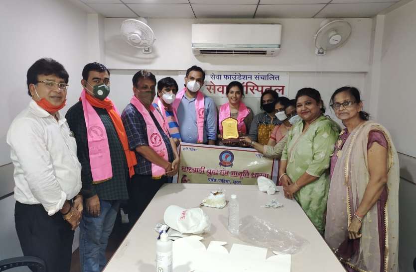 नेशनल डॉक्टर्स डे पर चिकित्सकों का सम्मान नेशनल डॉक्टर्स डे पर चिकित्सकों का सम्मान