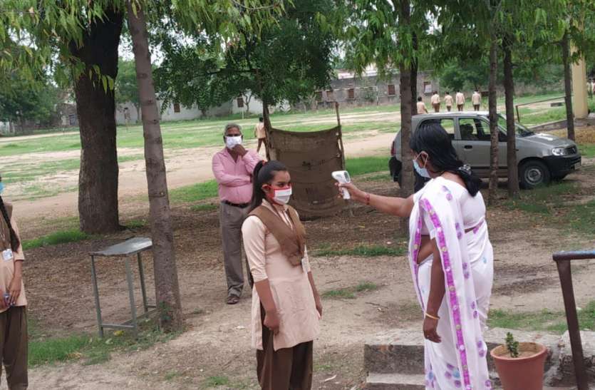 exams.jpg कोरोना संक्रमण के बीच हुई राजस्थान बोर्ड की शेष परीक्षाएं , सोशल डिस्टेंसिंग का रखा ख्याल