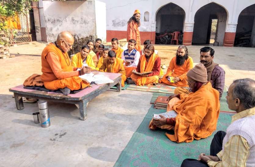 रायबरेली के गंगाघाट पर संस्कृत सीखने आते है प्रदेश के अन्य जिलों से छात्र,लेकिन भाजपा सरकार में उपेक्षा का है शिकार रायबरेली के गंगाघाट पर संस्कृत सीखने आते है प्रदेश के अन्य जिलों से छात्र,लेकिन भाजपा सरकार में उपेक्षा का है शिकार