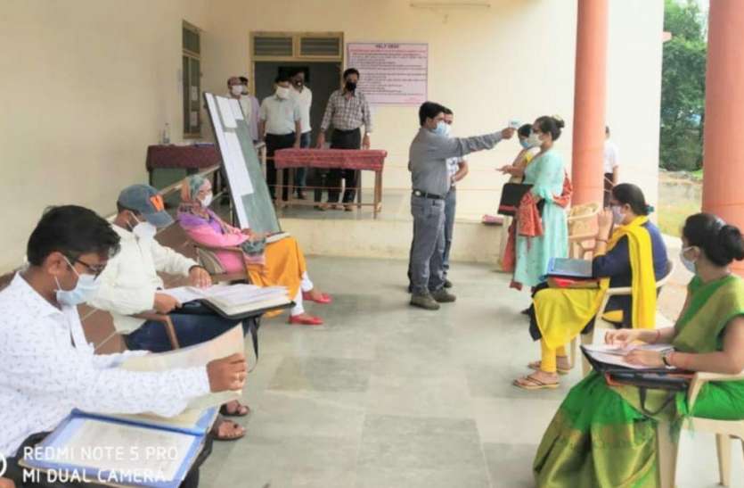 Thermal scanning of candidates first, then verified documents उम्मीदवारों की पहले की थर्मल स्कैनिंग, फिर जांचे दस्तावेज