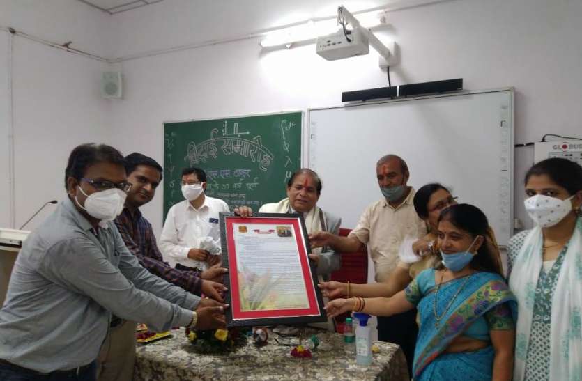 Principal gets emotional after getting farewell from JEC जेईसी से विदाई पाकर भावुक हो उठे प्राचार्य
