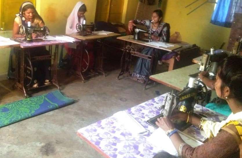 The women of the group make masks. कोरोना की चुनौती से निपटने गांव में महिलाओं ने चुनी नई राहें
