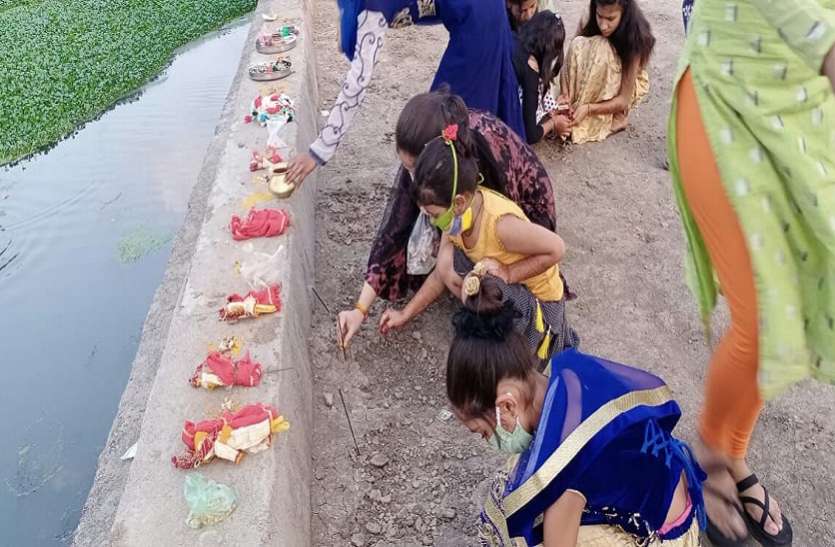 क्यों करती हैं एसा..पहले सजाई जाती है, फिर जलाशय में बहा दी जाती है लाडियां क्यों करती हैं बालिकाएं ऐसा..पहले सजाई जाती है, फिर जलाशय में बहा दी जाती है लाडियां