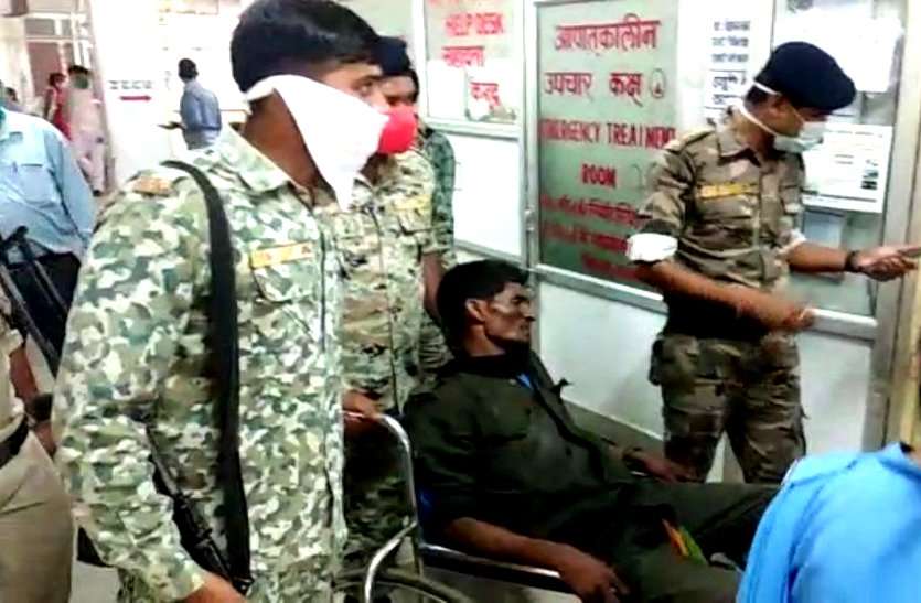 सुरक्षाबलों के साथ मुठभेड़ में घायल नक्सली कमांडर AK 47 राइफल के साथ गिरफ्तार, पुलिस ने कराया अस्पताल में भर्ती सुरक्षाबलों के साथ मुठभेड़ में घायल नक्सली कमांडर AK 47 राइफल के साथ गिरफ्तार, पुलिस ने कराया अस्पताल में भर्ती