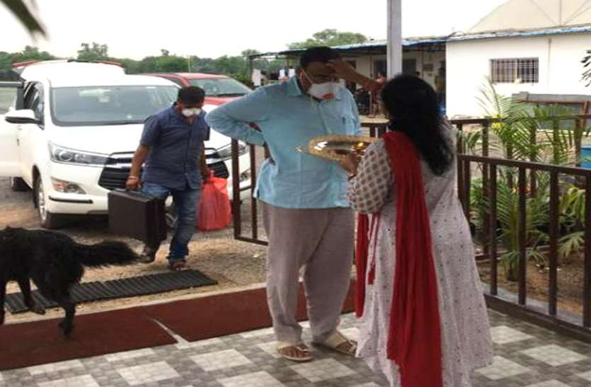 कोरोना जंग जीतकर घर लौटे कांग्रेस विधायक, पत्नी ने उतारी आरती, समर्थकों ने बजाया ताली कोरोना जंग जीतकर घर लौटे कांग्रेस विधायक, पत्नी ने उतारी आरती, समर्थकों ने बजाया ताली