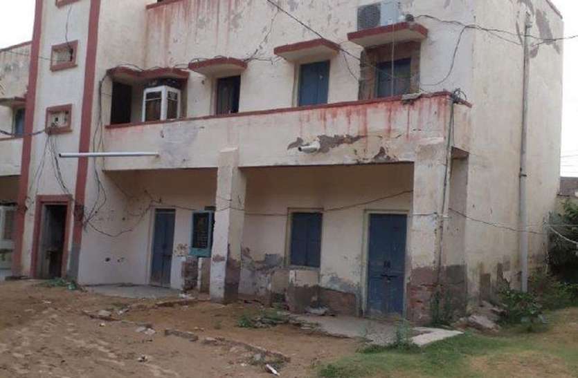 क्वार्टर खाली करने की हिदायत, चिंता में सिपाही क्वार्टर खाली करने की हिदायत, चिंता में सिपाही