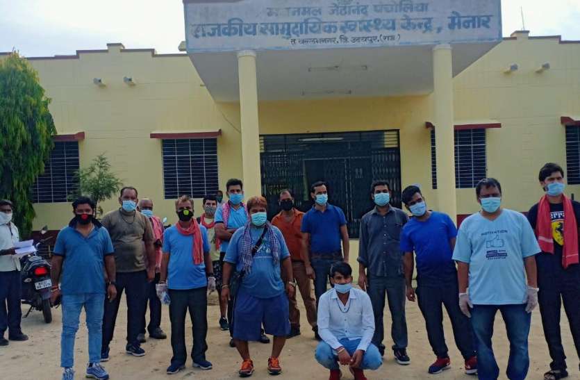 pravasi.jpg कोरोना की वजह से दुबई में फंंसे प्रवासी घर लौटे , अपनोंं को देख छलक पड़े आंसू