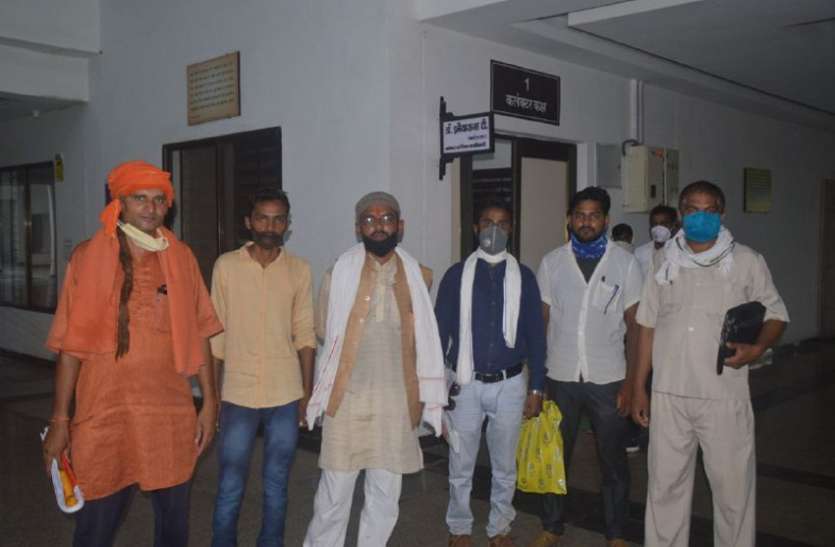 rewa खरीद केन्द्र से धान गायब किए जाने की शिकायत लेकर कलेक्टर के पास पहुंचे किसान