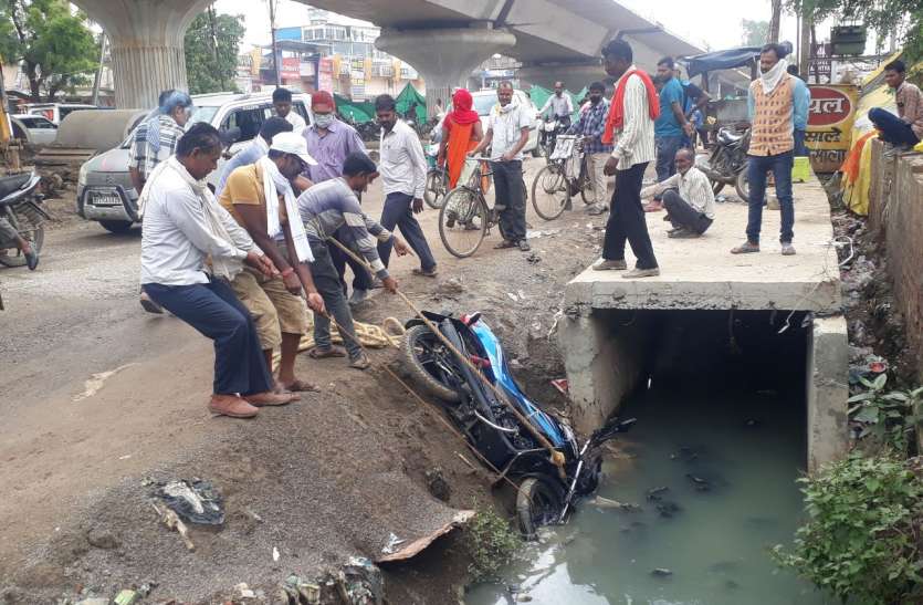 Shefty brake fails on road in the city, bike falls into six feet deep शहर में सडक़ पर शेफ्टी का ब्रेक फेल, छह फीट गहरे नाले में गिरी बाइक