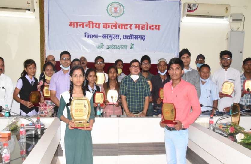 बोर्ड परीक्षा के टॉपर्स सम्मानित, कलक्टर ने कहा- हमेशा बड़ा लक्ष्य रखें फिर रणनीति बनाकर करें तैयारी बोर्ड परीक्षा के टॉपर्स सम्मानित, कलक्टर ने कहा- हमेशा बड़ा लक्ष्य रखें फिर रणनीति बनाकर करें तैयारी