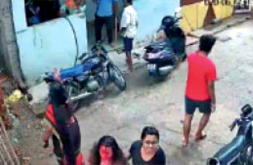 news दरवाजे पर कोई रख जाता था जले हुए नींबू, देखने के लिए लगवाए कैमरे तो कैद हो गई ये घटना