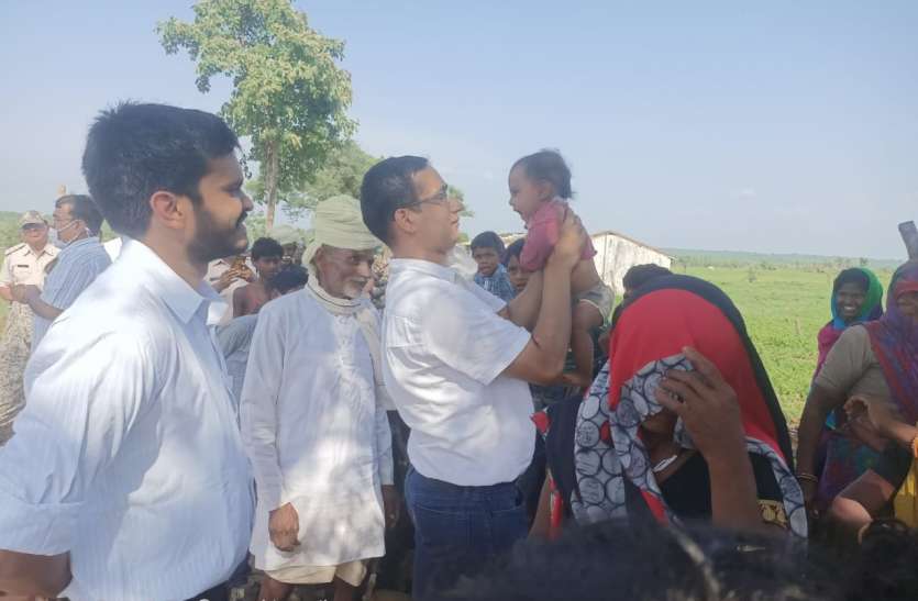 आदिवासियों के बीच पहुंचे कलेक्टर ने बच्चे को गोद में उठा लाड़ किया आदिवासियों के बीच पहुंचे कलेक्टर ने बच्चे को गोद में उठा लाड़ किया