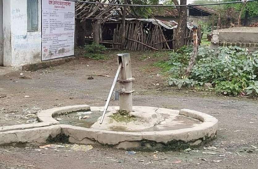 बूंद-बूंद पानी के लिए भटक रहे ग्रामीण, जल स्तर कम हुआ, हैंडपंप भी हुआ बंद बूंद-बूंद पानी के लिए भटक रहे ग्रामीण, जल स्तर कम हुआ, हैंडपंप भी हुआ बंद