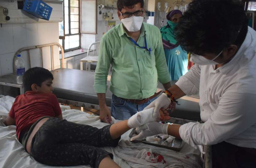 Son shoots doctor father, injured child standing nearby बेटे ने चिकित्सक पिता को मारी गोली , पास में खड़ा बालक घायल