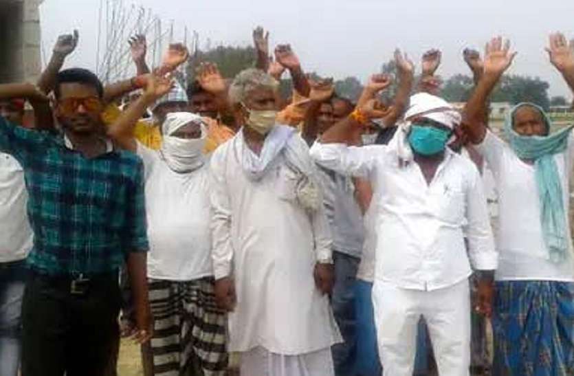 पूर्वांचल एक्सप्रेस-वे क्रासिंग पर रास्ता न बनने से नाराज ग्रामीणों ने किया जमकर प्रदर्शन पूर्वांचल एक्सप्रेस-वे क्रासिंग पर रास्ता न बनने से नाराज ग्रामीणों ने किया जमकर प्रदर्शन