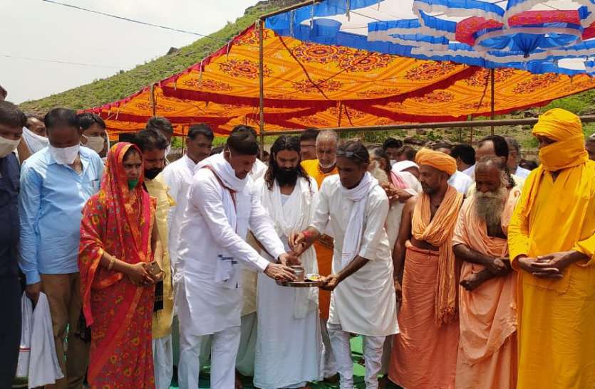 संतों के सानिध्य में मंत्री ने मंदिर निर्माण की रखी नींव संतों के सानिध्य में मंत्री ने मंदिर निर्माण की रखी नींव