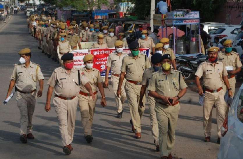 पुलिस ने रैली निकालकर दिया जागरूकता का संदेश पुलिस ने रैली निकालकर दिया जागरूकता का संदेश