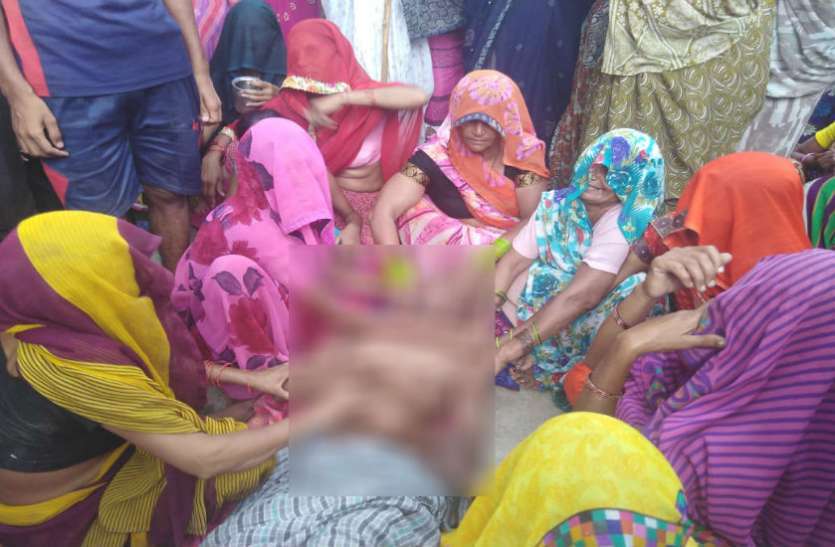 दर्दनाक हादसा: करंट लगने से तीन जनों की मौत, 12 घंटे तक पड़े रहे शव... दर्दनाक हादसा: करंट लगने से तीन जनों की मौत, 12 घंटे तक पड़े रहे शव...