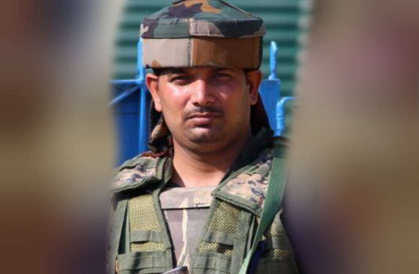 Pawan kumar Chaubey कश्मीर में आतंकियों की गोलीबारी के बीच जानपर खेलकर बच्चे को बचाने वाले CRPF जवान पवन बनारस के रहने वाले हैं