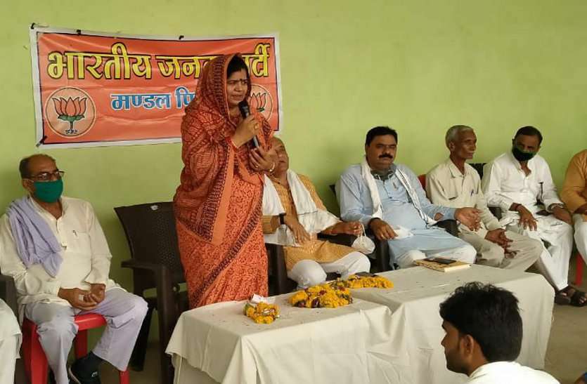 imarti devi got minister in shivraj cabinet know biograbhy ज्योतिरादित्य सिंधिया की भक्ति का मिला इनाम, अब भाजपा में मंत्री बनी इमरती
