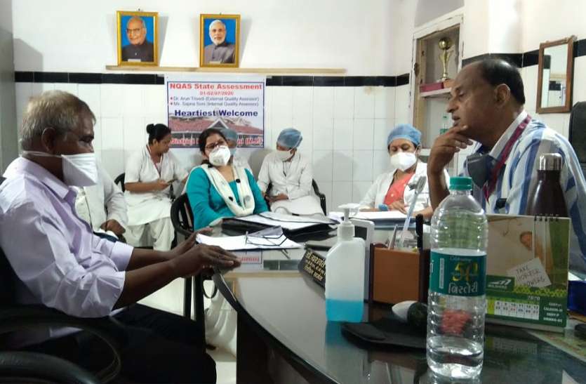 CS discussing with members of NQAS team. एनक्यूएएस टीम को जानकारी देते मास्क लगाना भूले सीएस