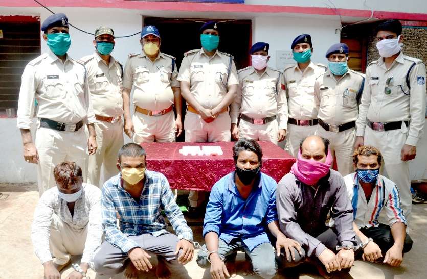 Accused in police arrest. आयुध निर्माणी कॉलोनी में चोरी के पांच आरोपी पकड़ाए