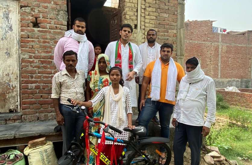 photo6334634444849261090.jpg अखिलेश यादव के जन्मदिन पर स्कूल टॉपर को गिफ्ट की साइकिल, परिवार के साथ काटा केक