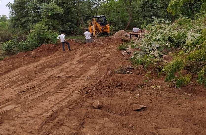 Forgery in MNREGA मशीनों से हो रहा काम, शिकायत के बाद भी कार्रवाई नहीं