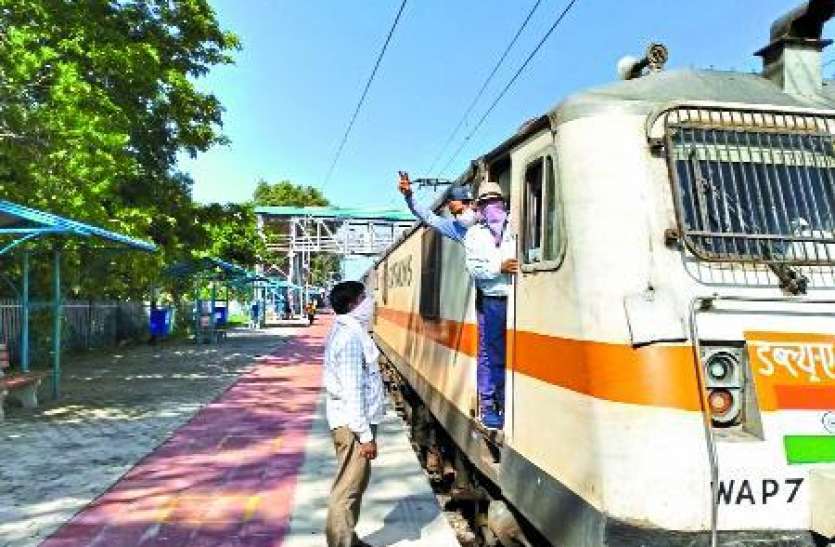 electric engine news पहली बार इलेक्ट्रिक इंजन के साथ आई ट्रेन, स्टेशन मास्टर ने पायलेट को झंडी दिखाकर किया रवाना