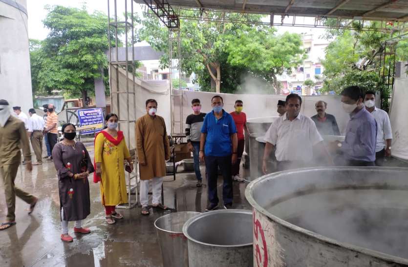 वराछा के समान उधना में काढ़ा वितरण वराछा के समान उधना में काढ़ा वितरण