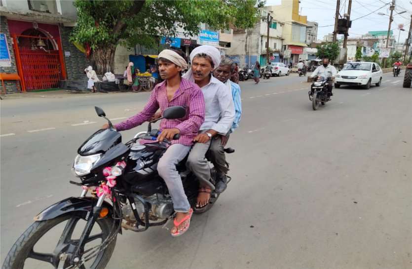 People are not able to put on masks, social distress disappears comple लोग मास्क लगाए नहीं आ रहे नजर, सोशल डिस्टेंश तो पूरी तरह गायब