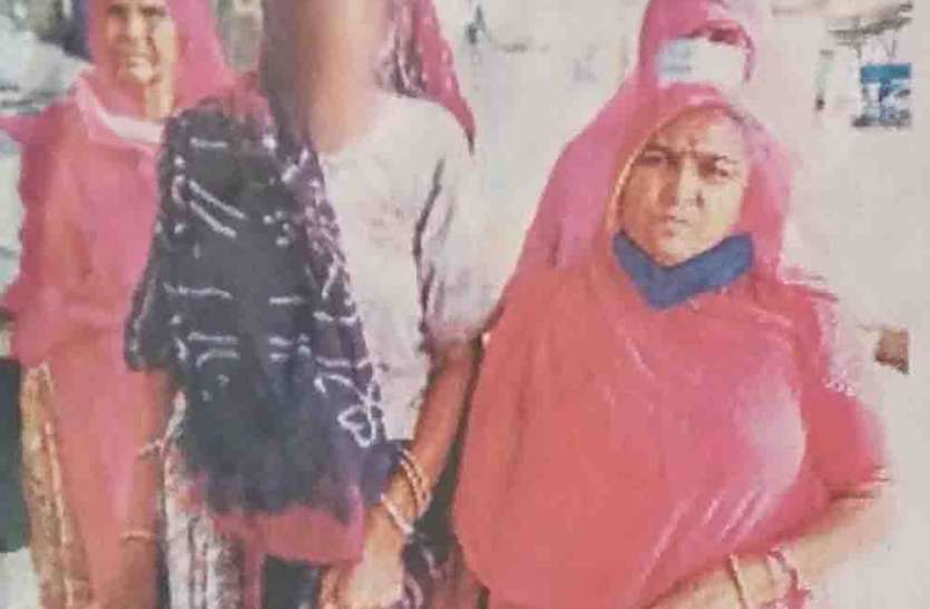 महिलाओं ने सुलझाया बुजुर्ग महिला का विवाद महिलाओं ने सुलझाया बुजुर्ग महिला का विवाद