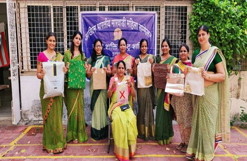 घर-घर जाकर प्लास्टिक का उपयोग नहीं करने का दिया संदेश घर-घर जाकर प्लास्टिक का उपयोग नहीं करने का दिया संदेश