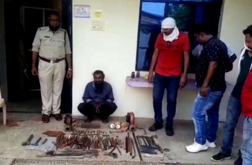Police caught a cache of weapons पुलिस ने पकड़ा हथियारों का जखीरा, आरोपी भी हुए गिरफ्तार
