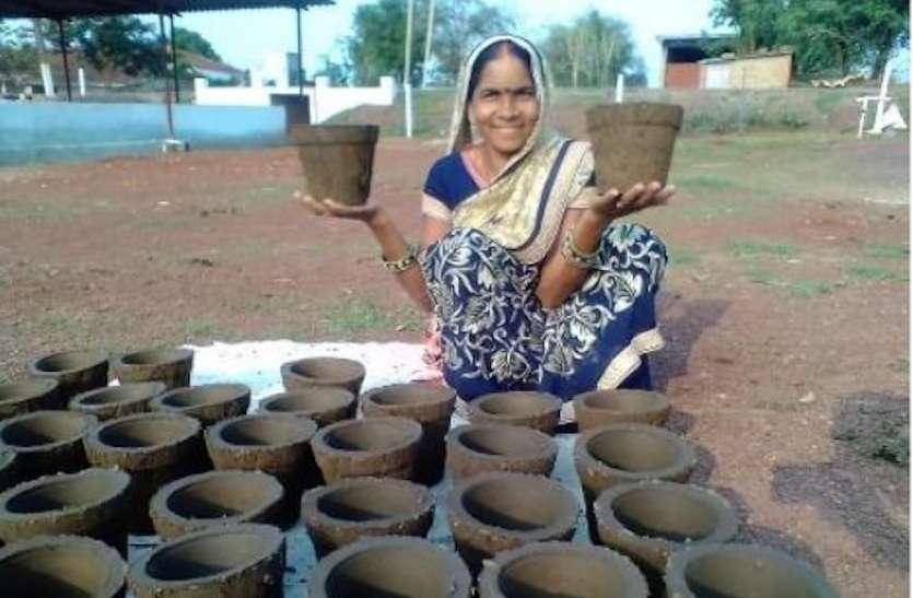 cow_dung_news.jpg इन महिलाओं ने गोबर को बनाया कमाई का जरिया, अब हो रही इतनी कमाई
