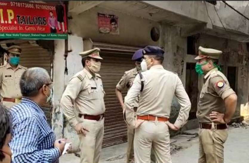 ghaziabad.jpg Ghaziabad में डबल मर्डर से सनसनी, घर के अंदर गला रेतकर पिता-पुत्री की हत्या, देखें वीडियो-
