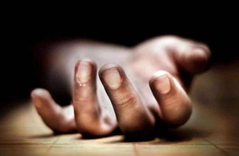 suicide_1544245704.jpg नाबालिग से दुष्कर्म के बाद आराेपियों ने वीडियो कर दी वायरल, लड़की ने जहर खाकर दी जान