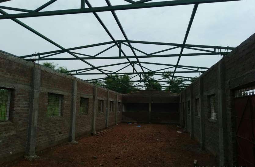 0301nsp_umarpani_village_incomplete_goushala.jpg 409 लाख किए खर्च, बदल गई सरकार पर गायों को अभी तक नहीं मिला ठिकाना