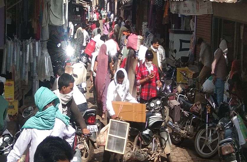 SDM transferred, rules flying in the market एसडीएम का हुआ तबादला, बाजार में उड़ रही नियमों की धज्जियां