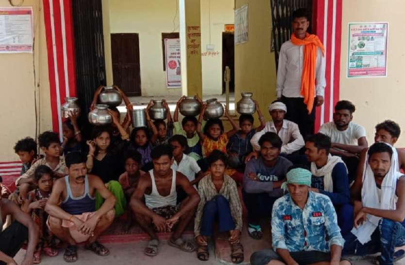 खाली बर्तन सिर पर रख मुख्य द्वार पर बैठे ग्रामीण, किया जनपद कार्यालय का घेराव खाली बर्तन सिर पर रख मुख्य द्वार पर बैठे ग्रामीण, किया जनपद कार्यालय का घेराव