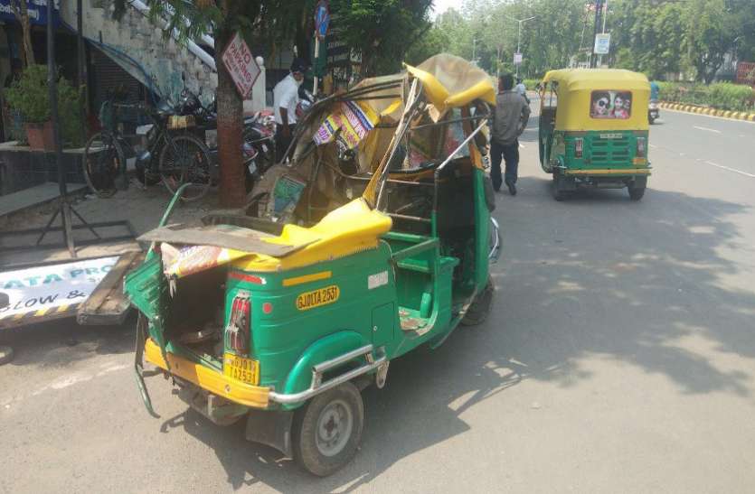 Ahmedabad: शराब भरी कार ने ऑटो रिक्शा को लिया चपेट में Ahmedabad: शराब भरी कार ने ऑटो रिक्शा को लिया चपेट में