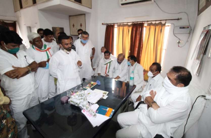 Congress meeting महाराष्ट्र के मंत्री के सामने कांग्रेसियों ने रखी टिकट की दावेदारी