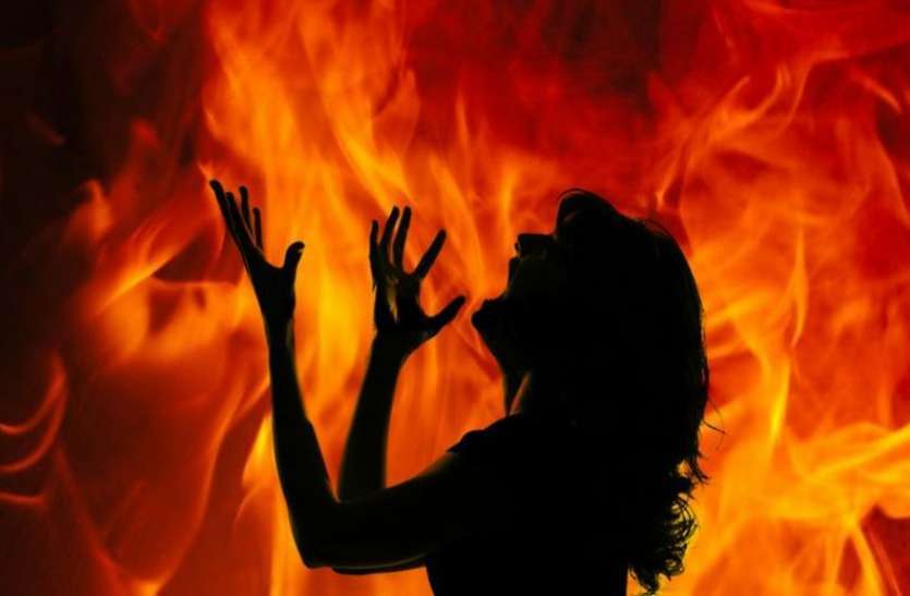 Tribal woman burnt alive on suspicion of tonhi in Mugeli छत्तीसगढ़ में दिल दहला देने वाली घटना, टोनही के शक में महिला को जिंदा जलाया