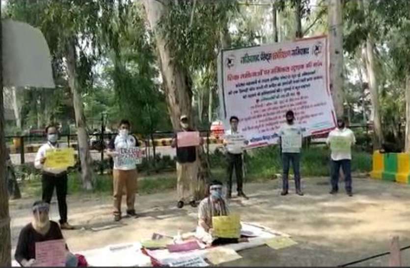 ghaziabad2.jpg Ghaziabad: निजी स्कूलों ने बनाया फीस जमा करने का दबाव तो अनिश्चितकालीन धरने पर बैठे अभिभावक, देखें वीडियो-